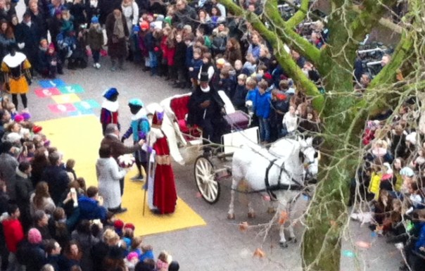 Sinterklaas op het schoolplein van de Cornelisvrijschool 